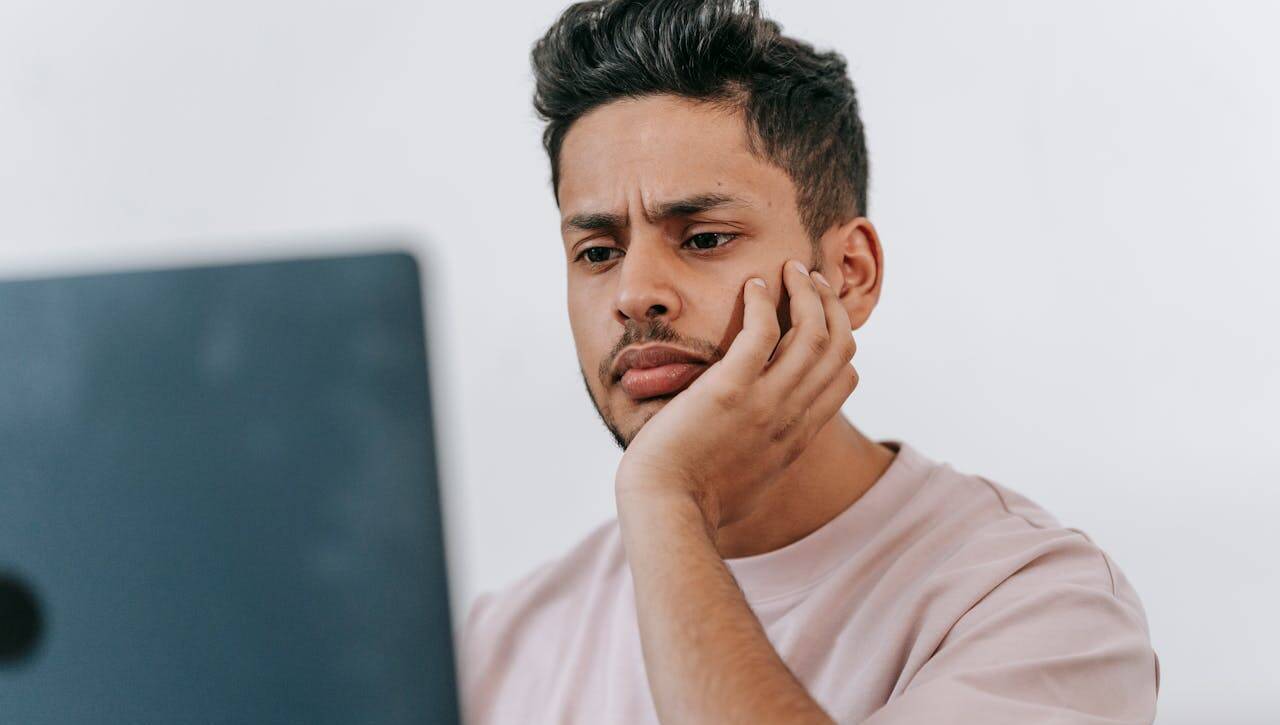 Persona observando un contrato de inmuebles de desarrollo inmobiliario con enfoque en inversión.